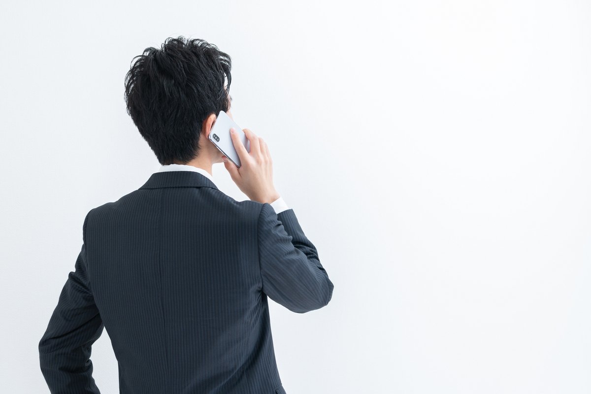 電話をかける男性