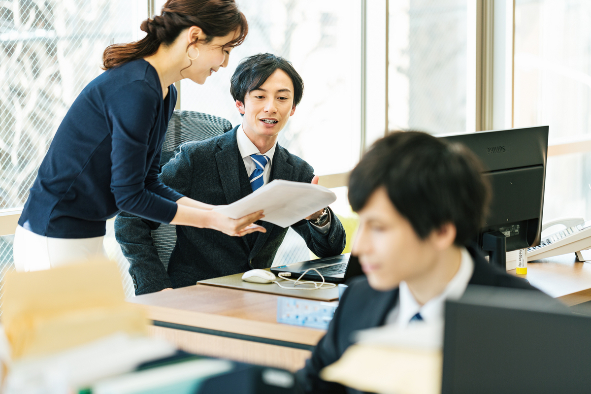 上司に報告する女性社員