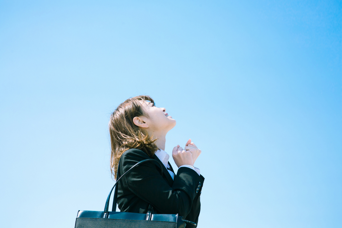 空を仰ぐ女性