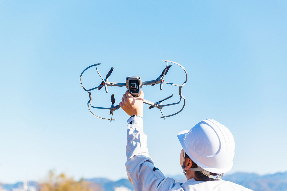 ドローンを操作する男性
