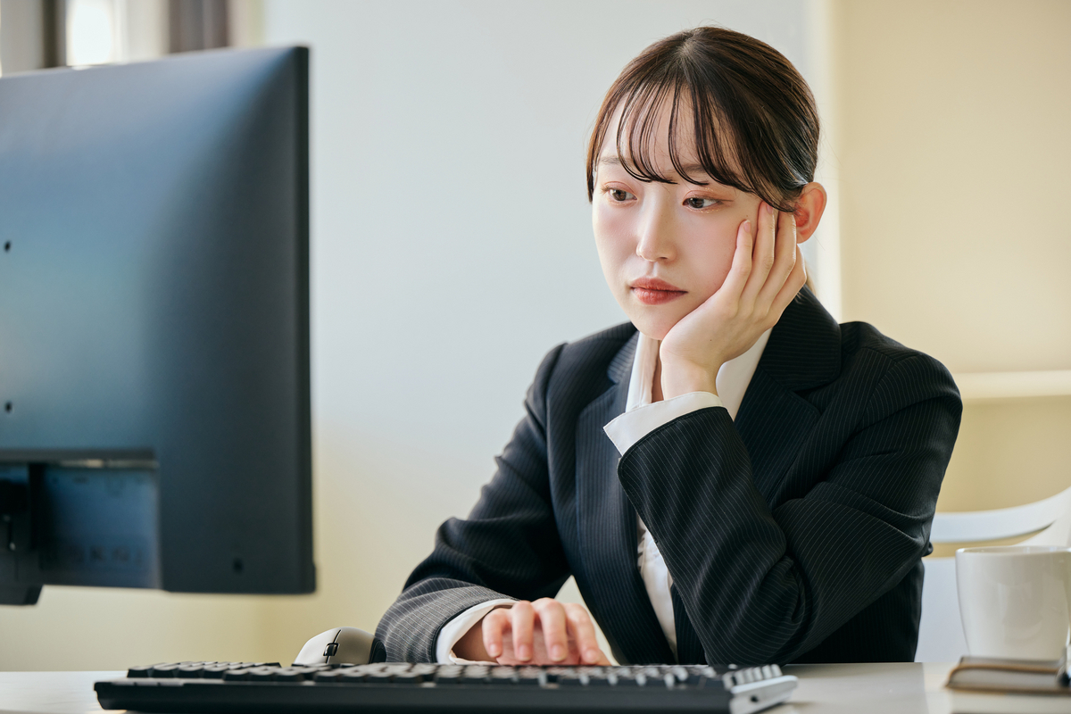 頬杖を突く女性社員