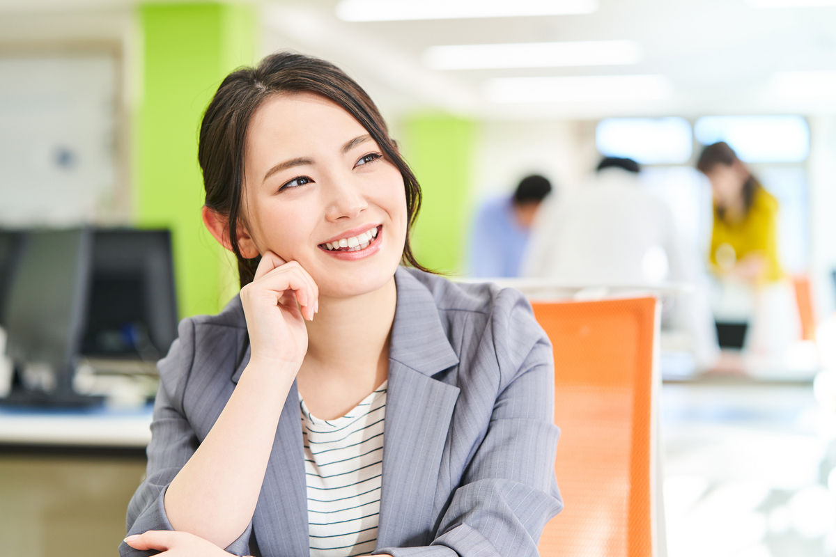 笑顔の女性社員