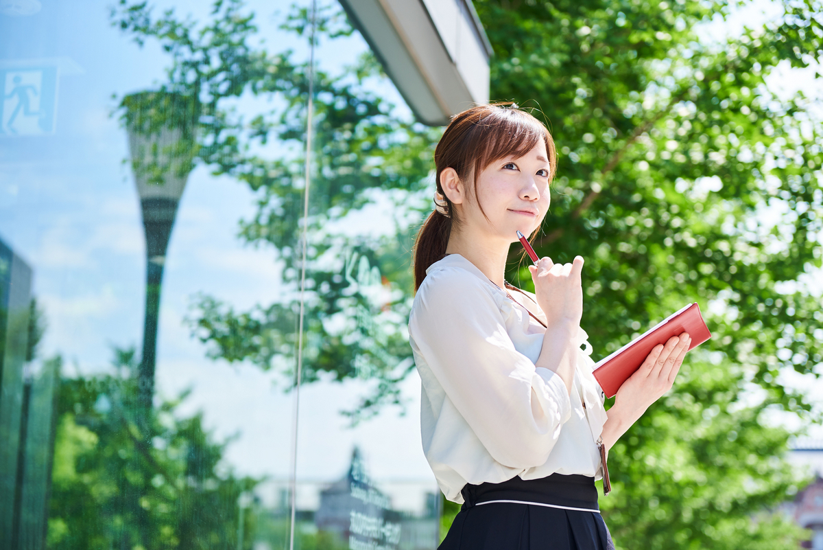 手帳に書き込む女性