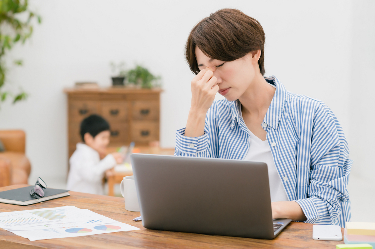 頭を抱える女性