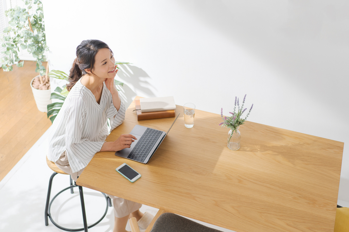 テレワークをする女性