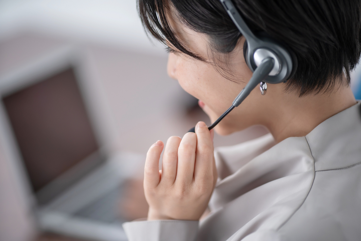 ヘッドセットをつけている女性