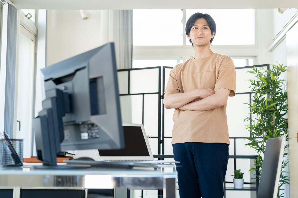作業部屋にいる男性