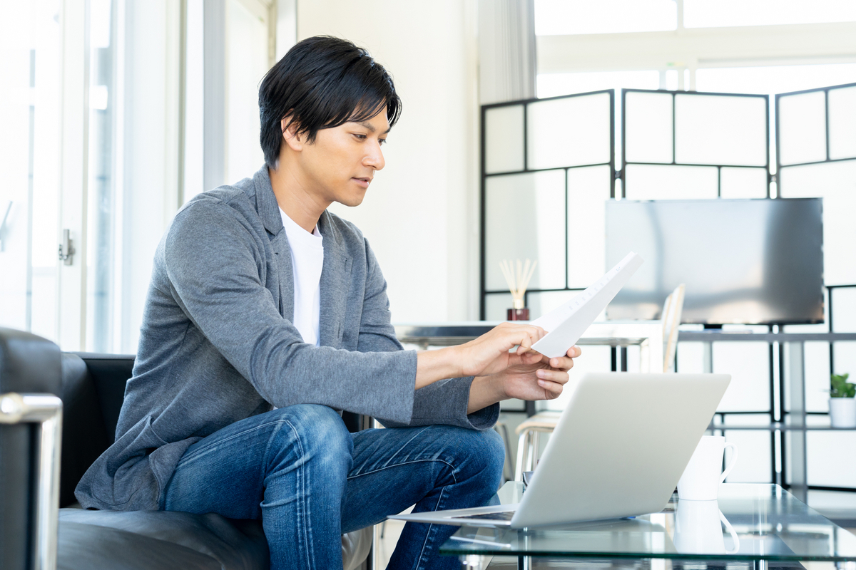 テレワークをする男性