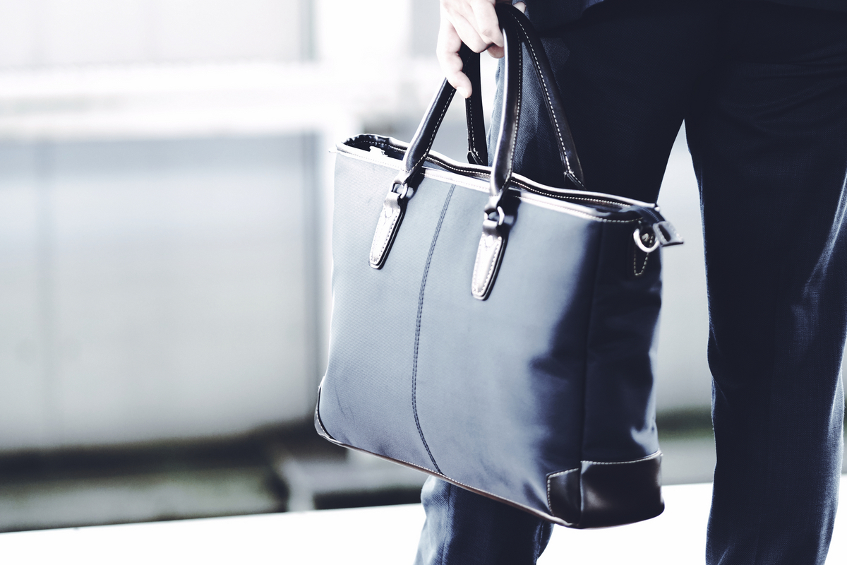 電車に乗ろうとする男性