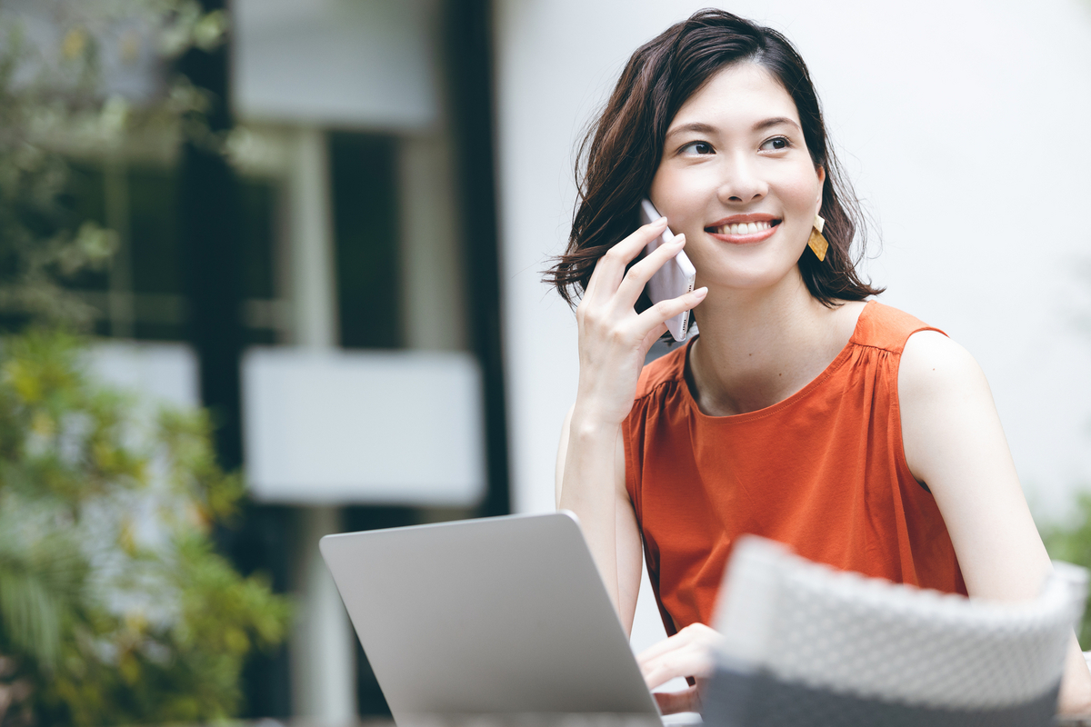 カフェで働く女性