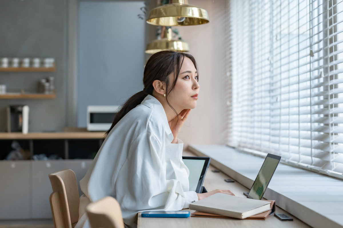 ワーキングスペースで働く女性