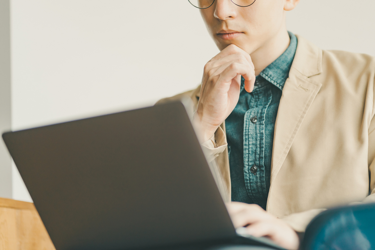 パソコンを操作する男性