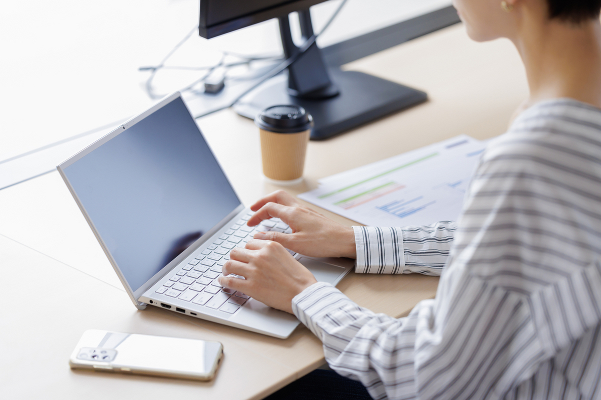 デスクでリモートワークをする女性