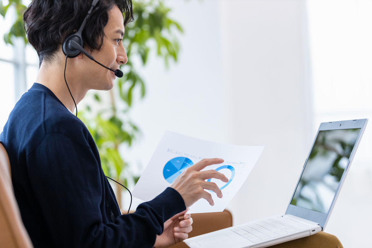 リモートワークをする男性