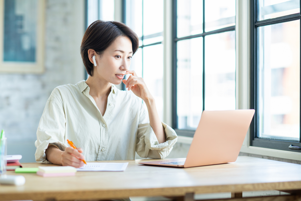 リモートワークをする女性