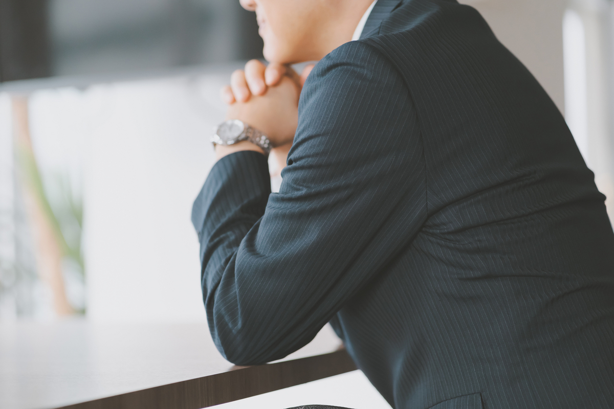 男性社員の後姿