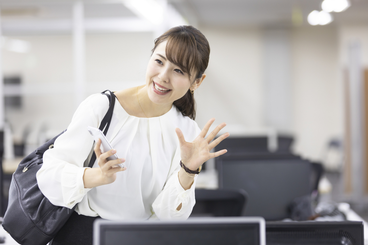 退勤する女性