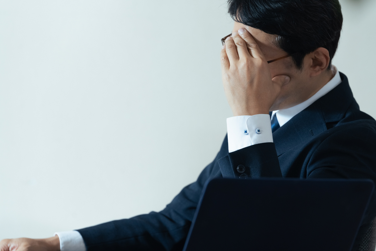 頭を抱える男性