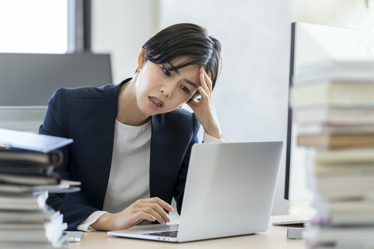 頭を抱える女性社員