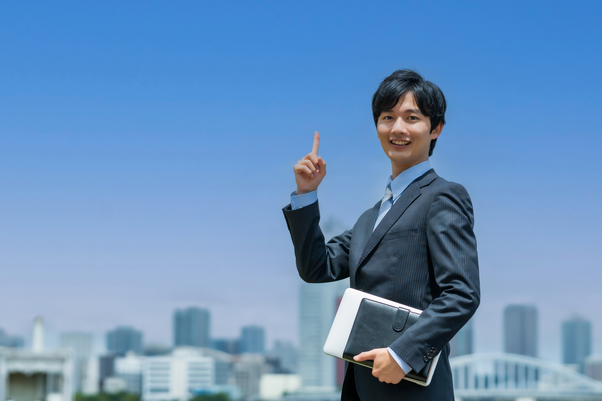 青空の下さわやかな男性