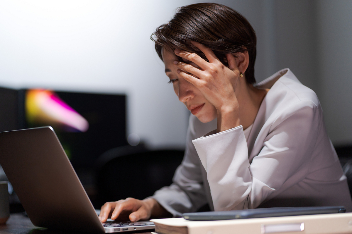 頭を抱える女性