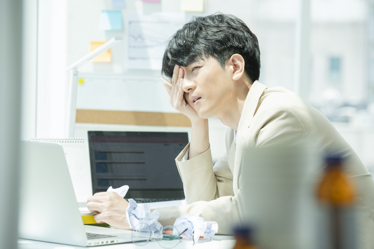 頭を抱える男性