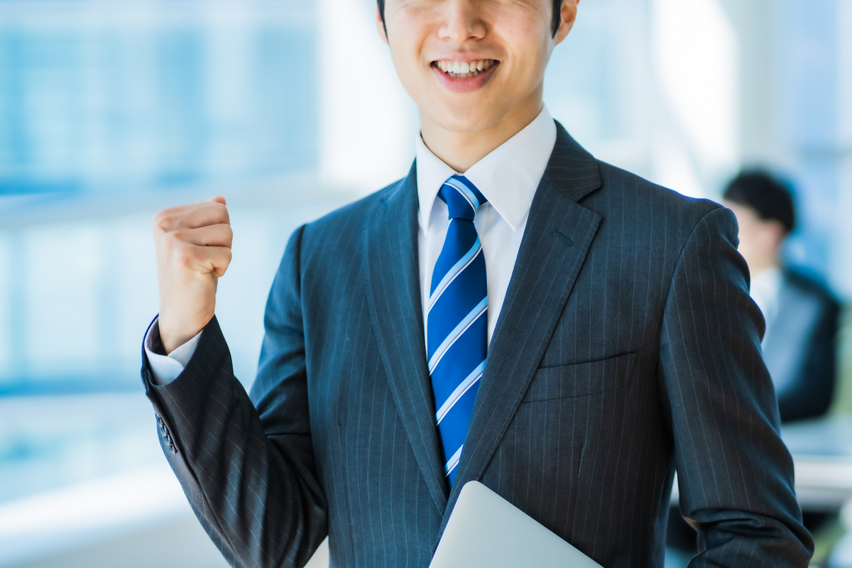 ガッツポーズをする男性社員