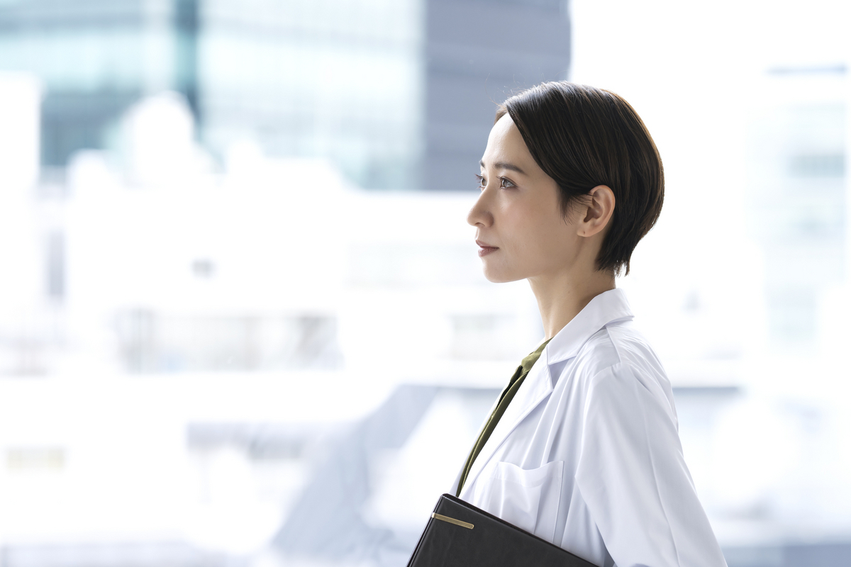 女性医師の横顔