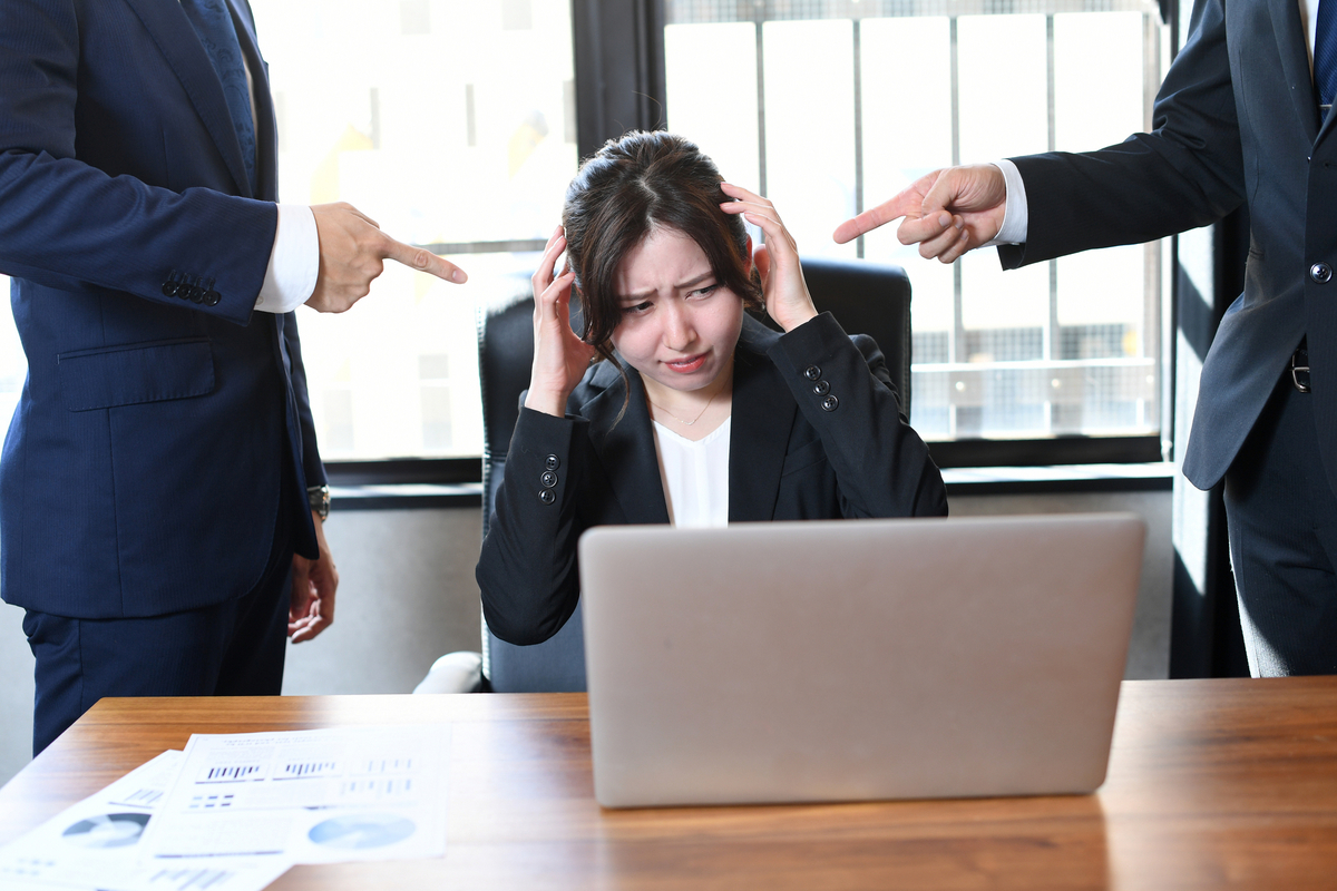 指を刺される女性社員