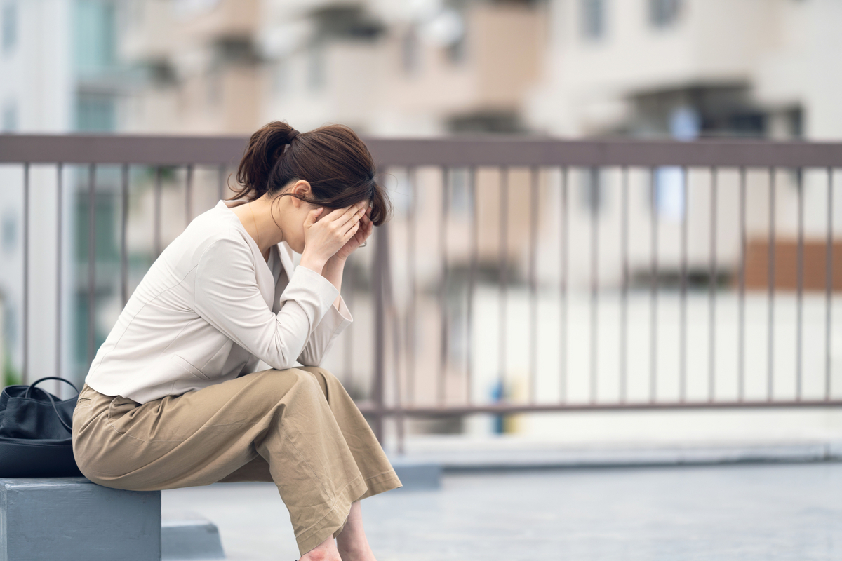 悩む女性社員