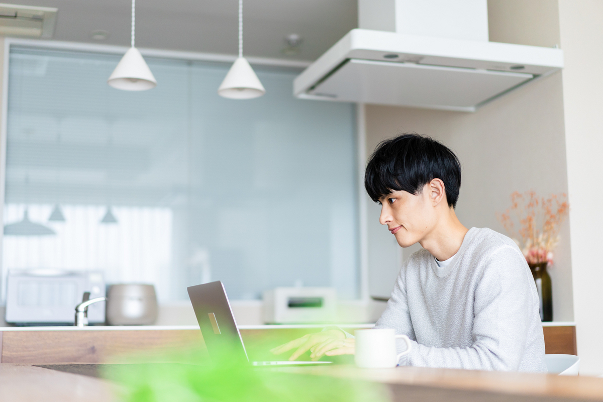 ダイニングで在宅ワークをする