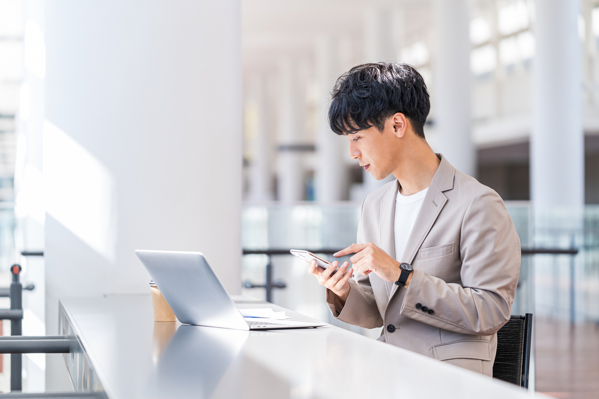 パソコンで作業をする