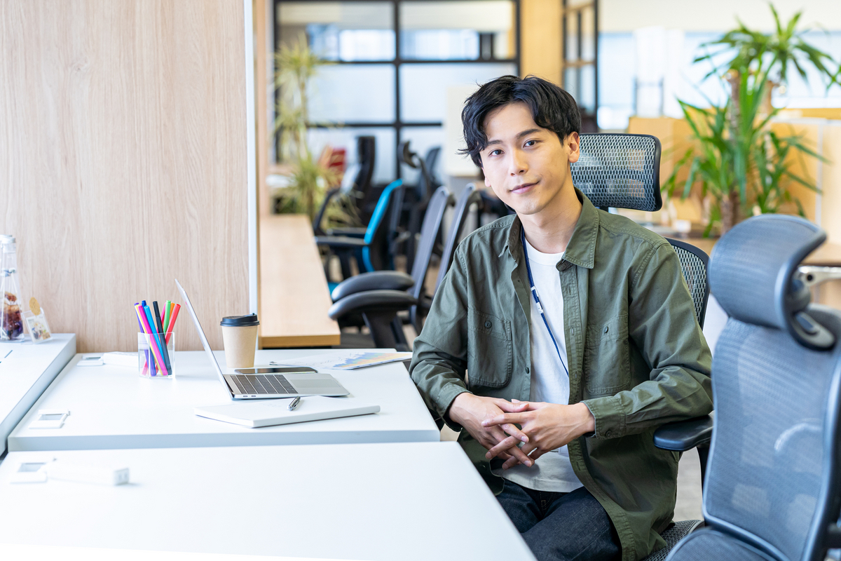 デスクワークをする人物