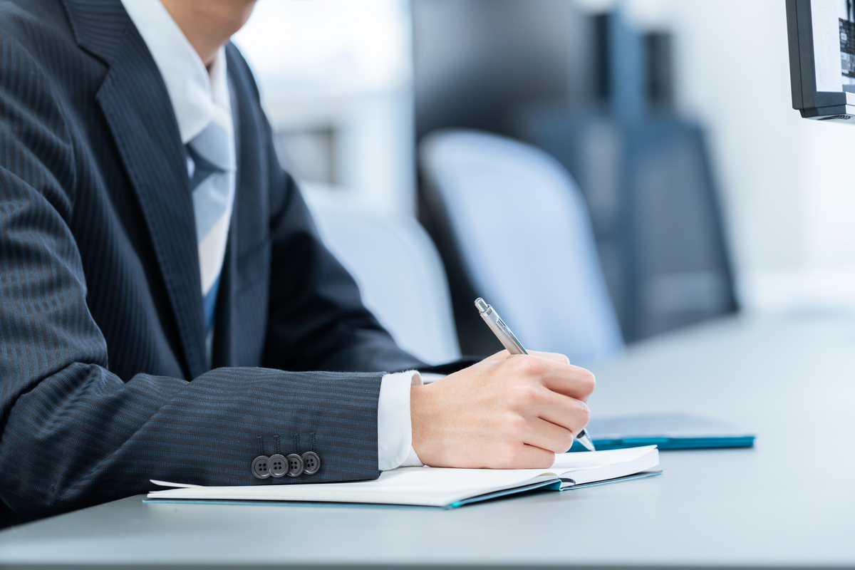 メモをとる会社員