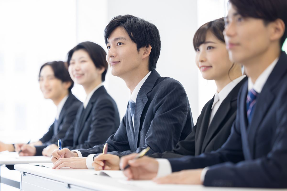 セミナーを受ける新人社員たち