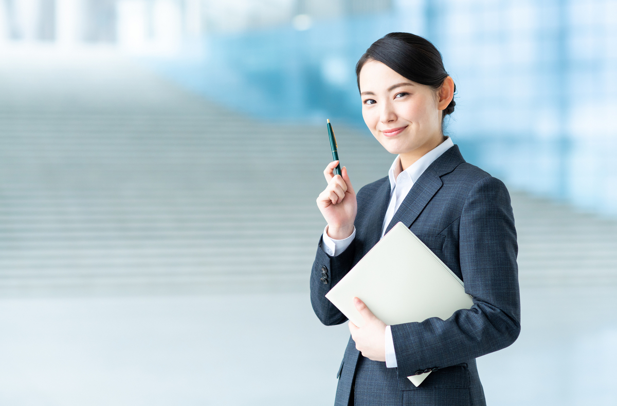 ファイルとペンを持った会社員