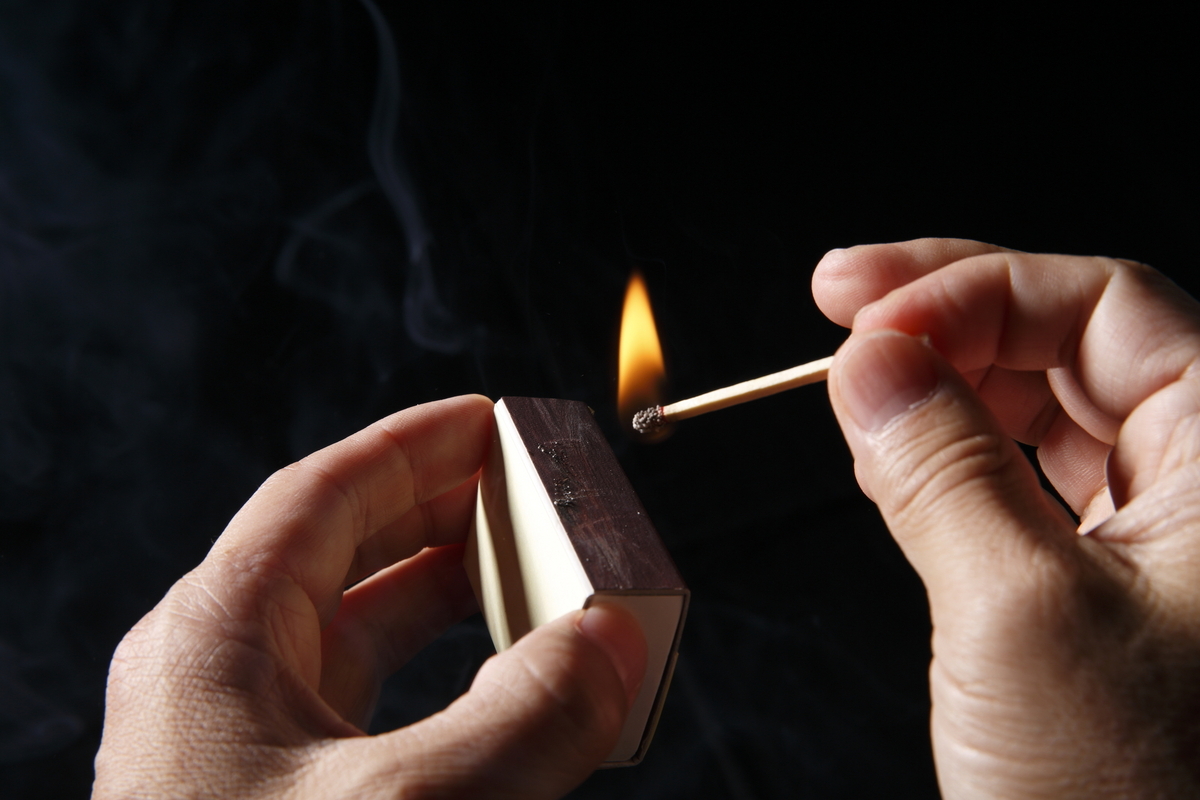 マッチで火をつける