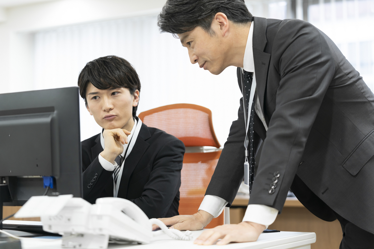 打ち合わせをする上司と部下