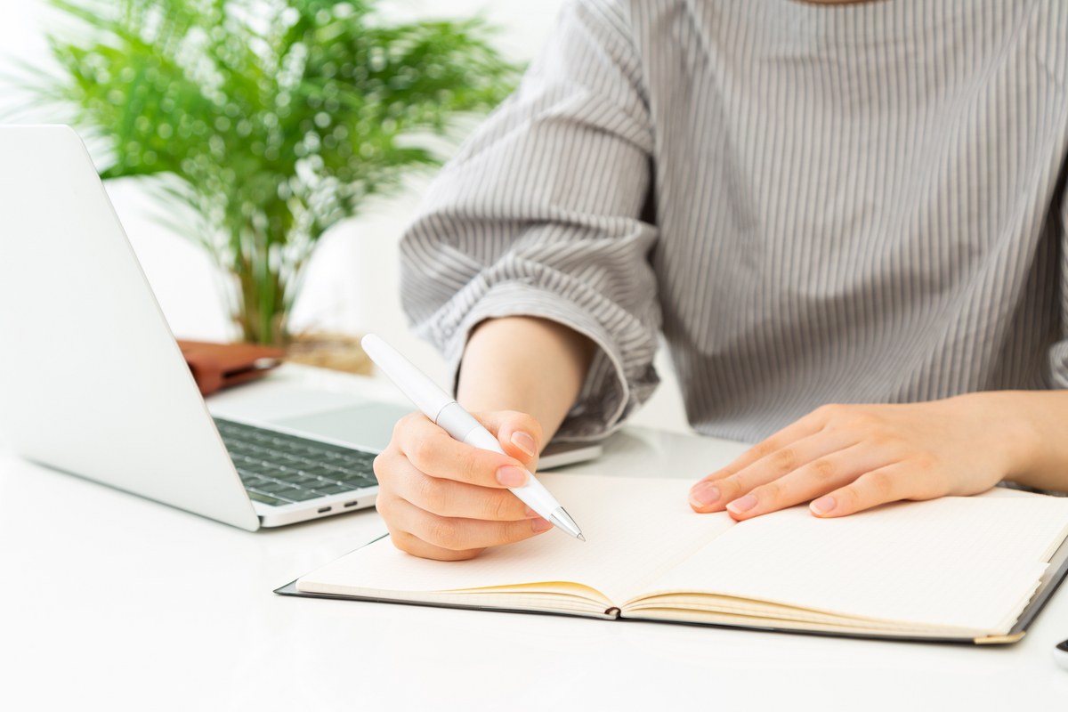 ノートに書き込む手元