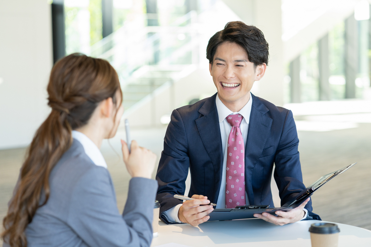 笑顔で打ち合わせをする二人