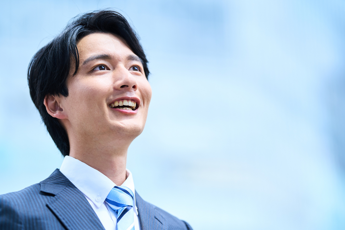 見上げるビジネスパーソン