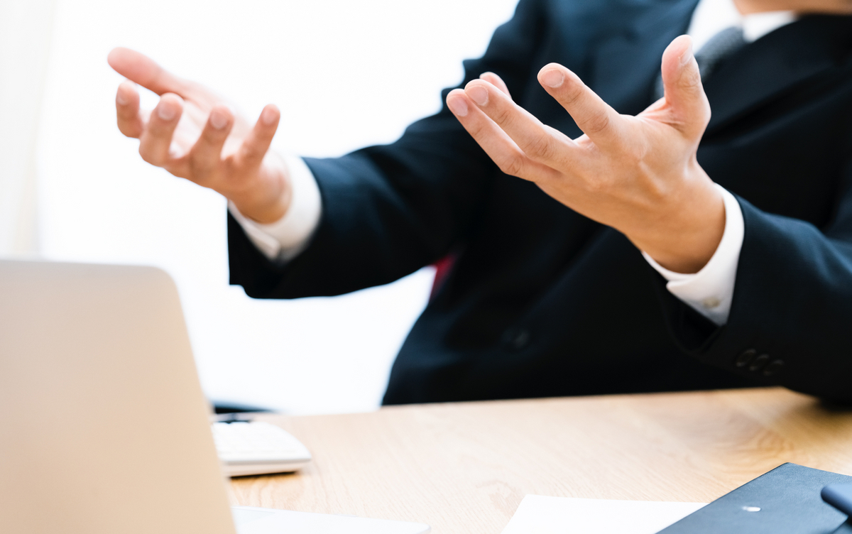 話すビジネスパーソン