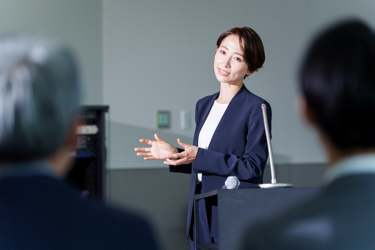 スピーチをするビジネスパーソン