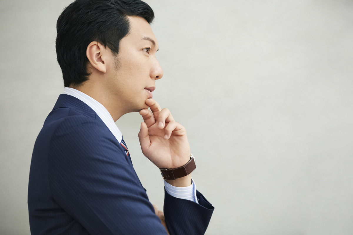 顎に手を当てて考え事をする
