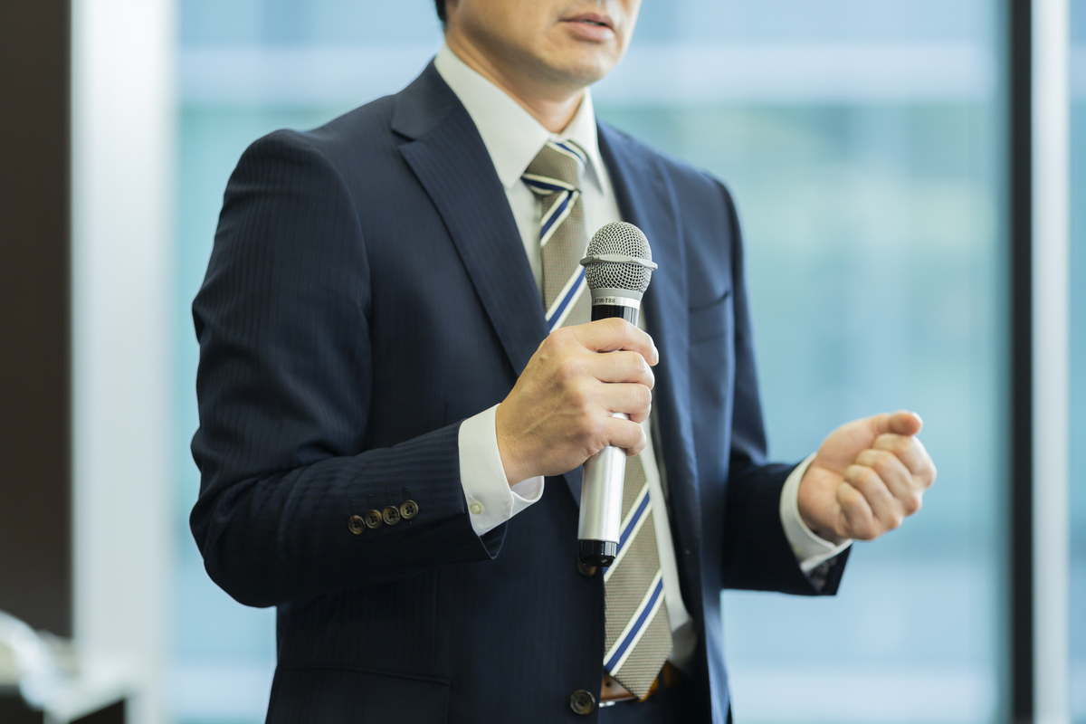 マイクを手にスピーチする