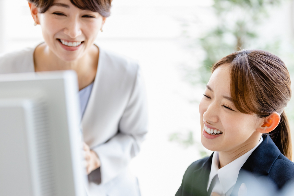 会話をする会社の先輩と後輩