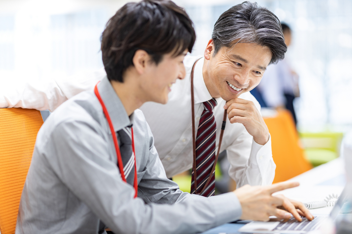 会話をする上司と部下