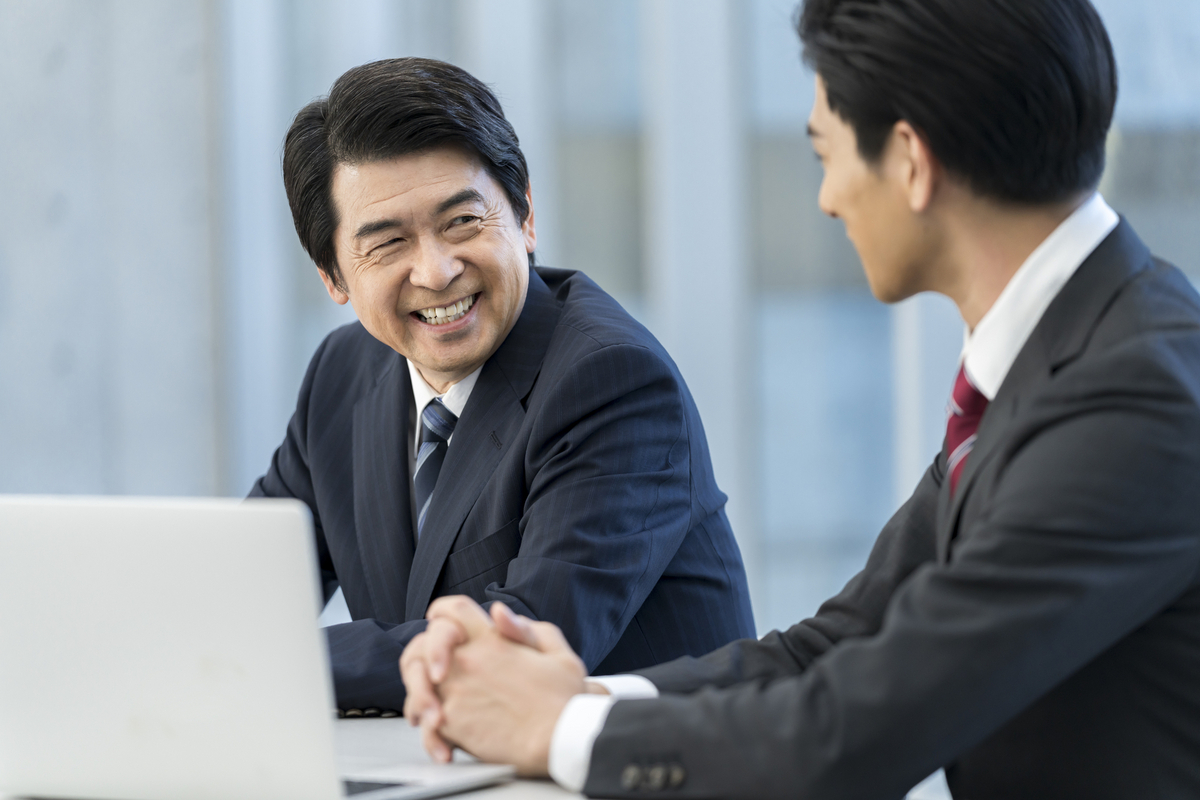会話をする上司と部下