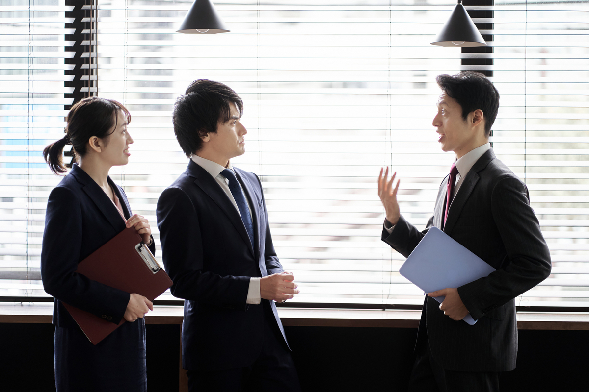 立ち話をする会社員