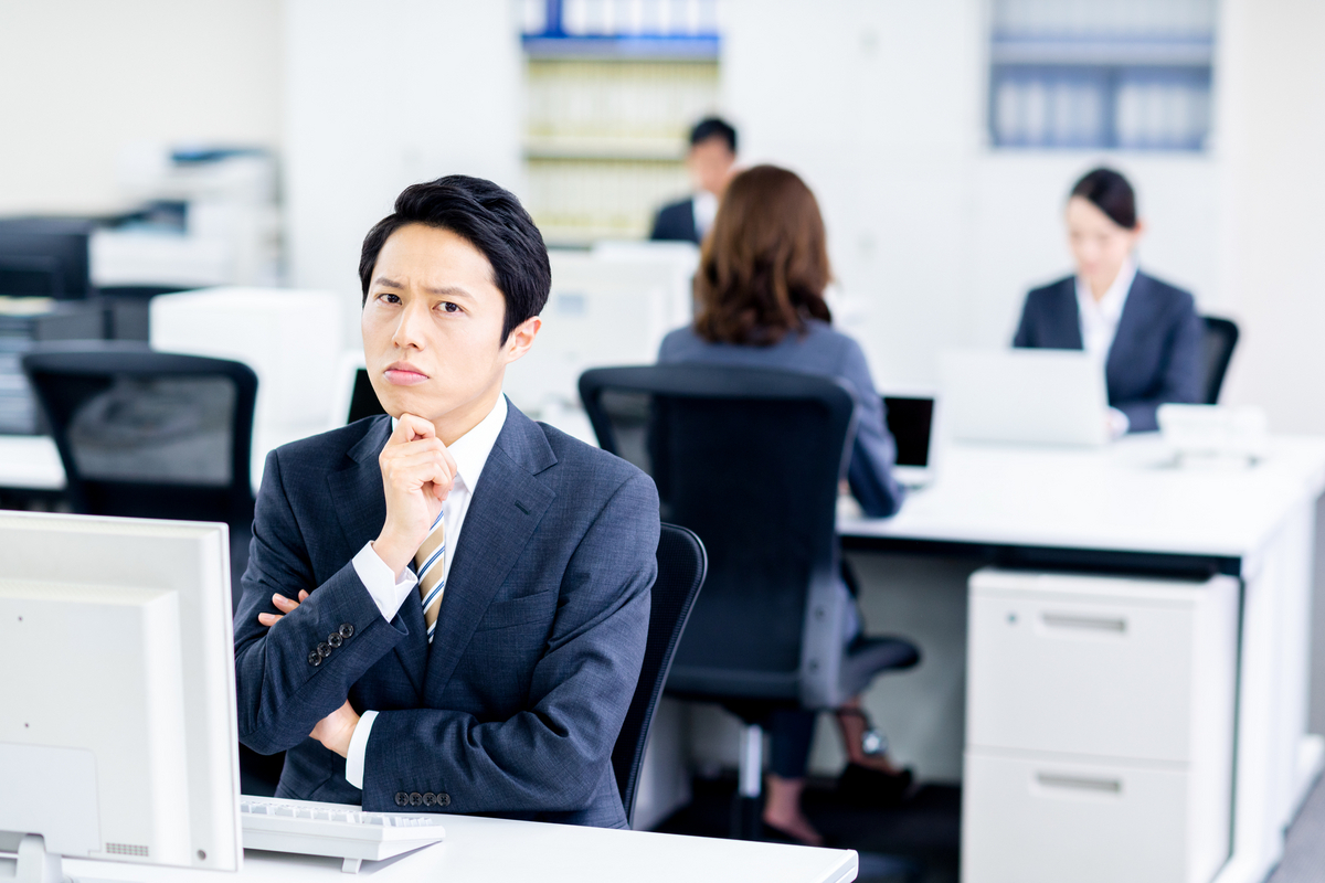 疑問を持つ会社員
